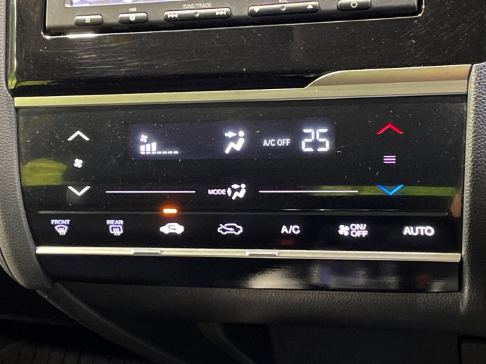 2015 Honda Fit Hybrid DAA-GP5 (UW-6a0e75dd630aa)[25]