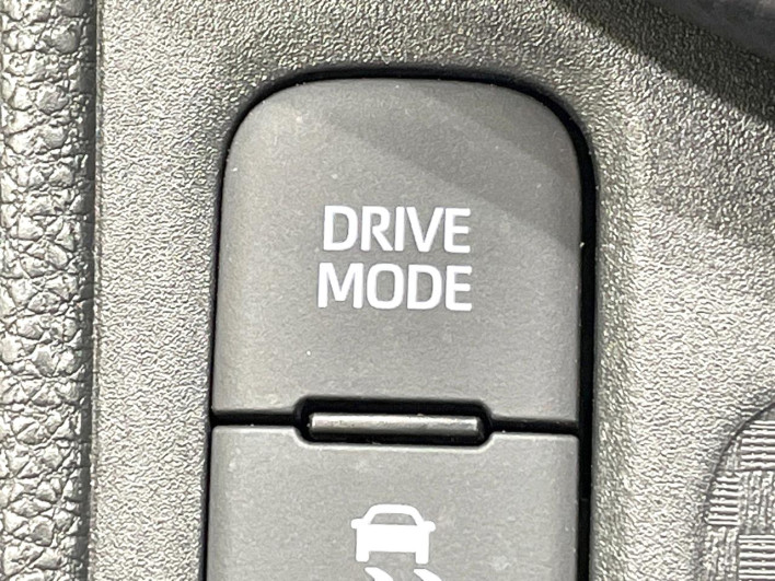 2020 Toyota Yaris Cross 5BA-MXPB10 (UW-6a0e764d8f4b6)[17]