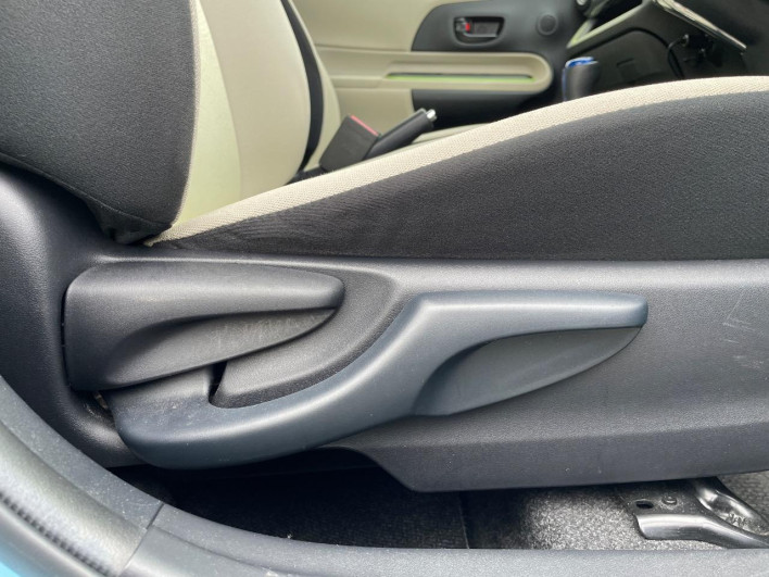 2012 Toyota Aqua DAA-NHP10 (UW-6a0e766019b68)[13]