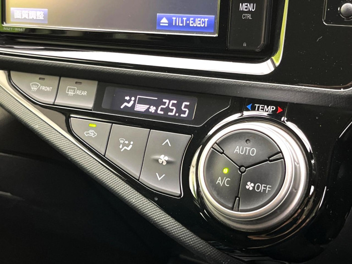 2016 Toyota Aqua DAA-NHP10 (UW-6a0e7661ccd34)[17]