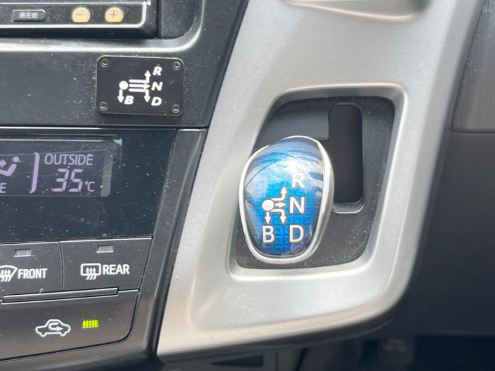 2012 Toyota Prius α DAA-ZVW41W (UW-6a0e768d90053)[14]
