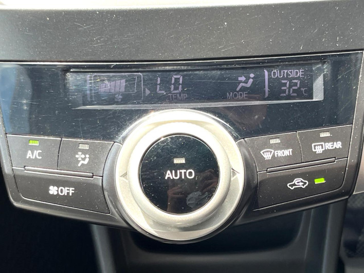 2013 Toyota Prius α DAA-ZVW41W (UW-6a0e768de633e)[24]
