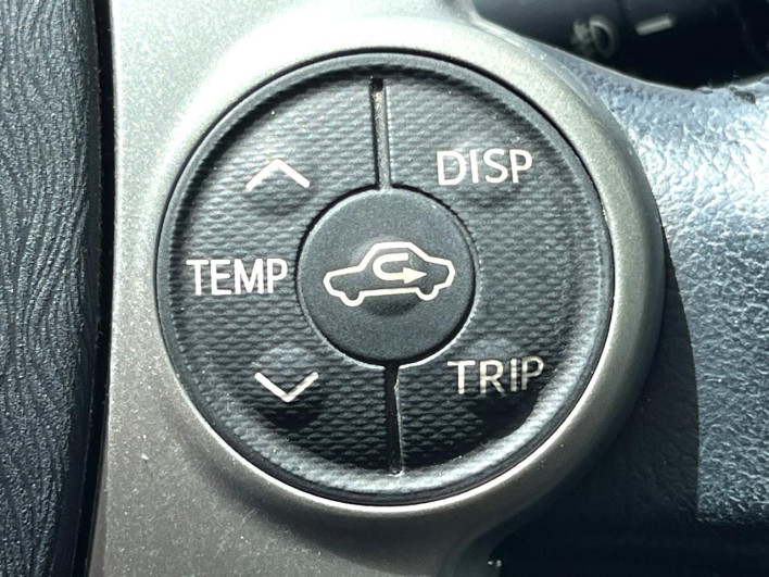 2013 Toyota Prius α DAA-ZVW41W (UW-6a0e768de633e)[21]
