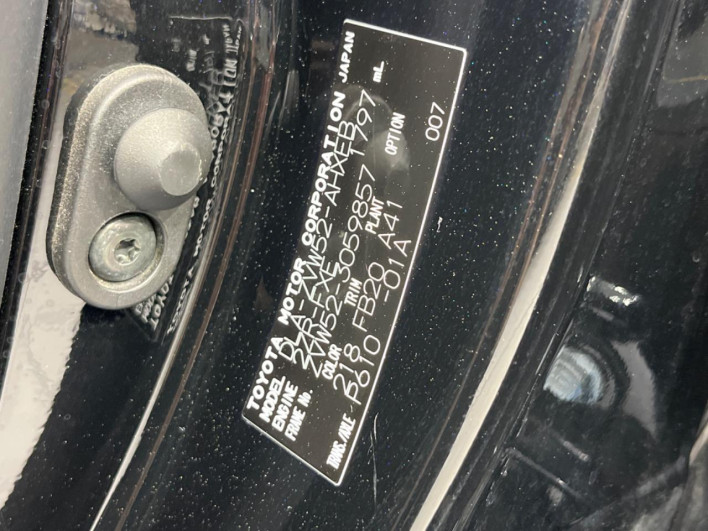 2017 Toyota Prius PHV DLA-ZVW52 (UW-6a0e7692857a3)[1]