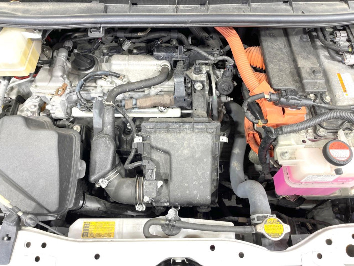 2015 Toyota Noah DAA-ZWR80G (UW-6a0e76966bb01)[18]