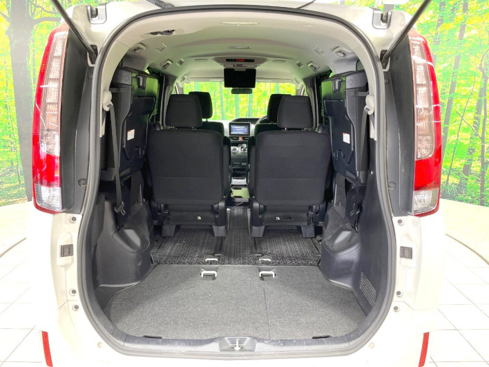 2015 Toyota Noah DAA-ZWR80G (UW-6a0e76966bb01)[25]