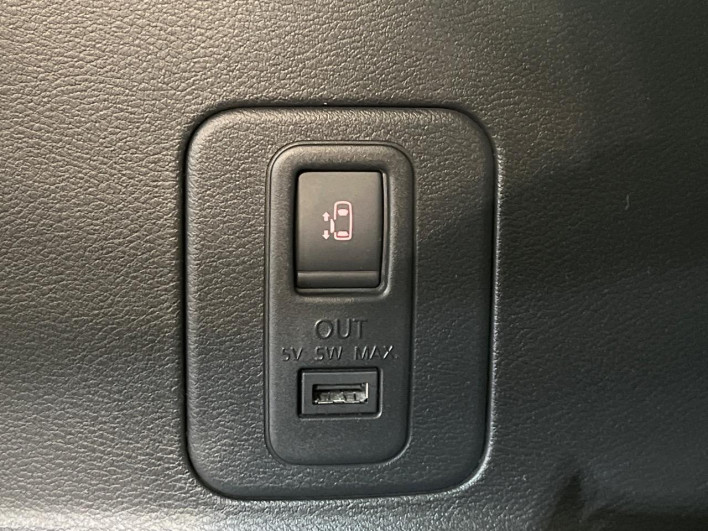 2017 Nissan Serena DAA-GFC27 (UW-6a0fc864a15a9)[18]