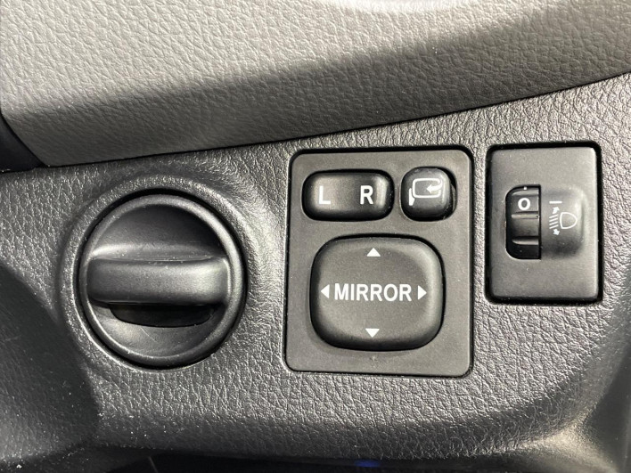 2015 Toyota Vitz DBA-KSP130 (UW-6a0fc8c89d3de)[10]