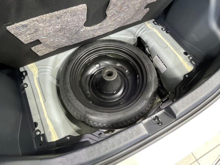 2012 Toyota Aqua DAA-NHP10 (UW-6a0fc95260a3a)[19]