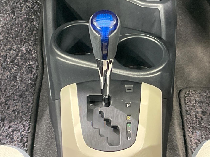 2012 Toyota Aqua DAA-NHP10 (UW-6a0fc95260a3a)[25]