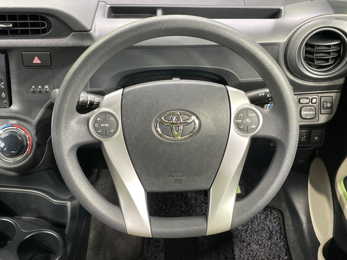 2012 Toyota Aqua DAA-NHP10 (UW-6a0fc95260a3a)[26]