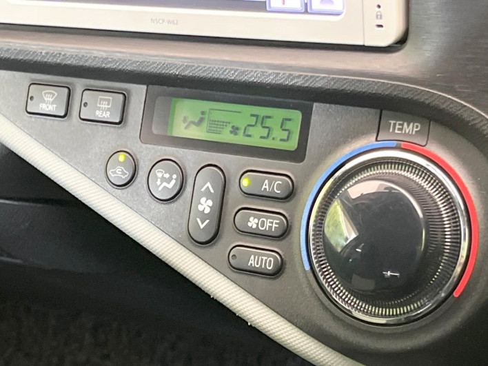 2013 Toyota Aqua DAA-NHP10 (UW-6a0fc95830e39)[29]