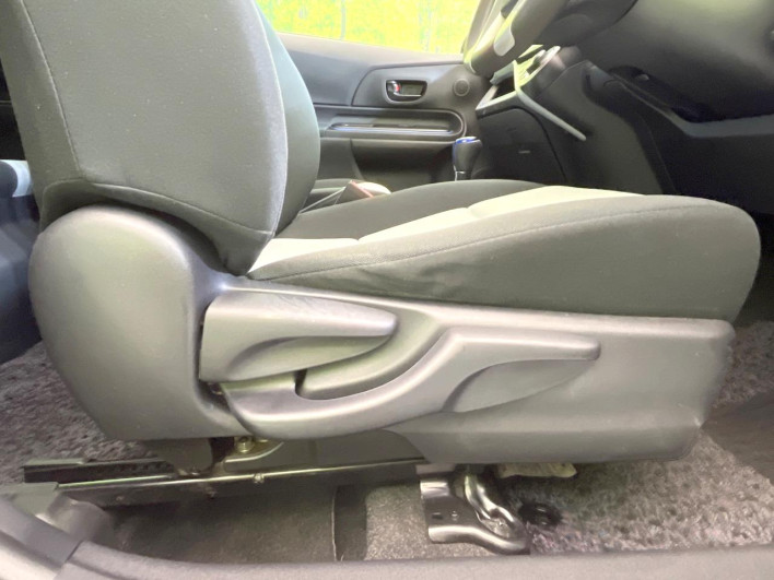 2013 Toyota Aqua DAA-NHP10 (UW-6a0fc95830e39)[14]