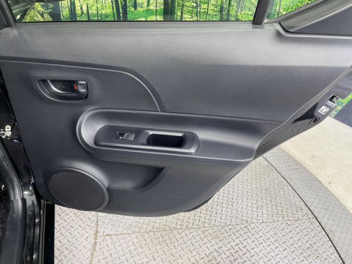 2014 Toyota Aqua DAA-NHP10 (UW-6a0fc9587e97b)[26]