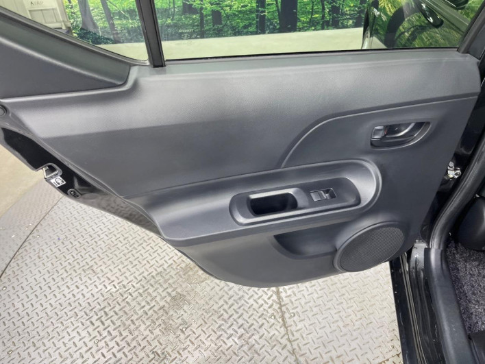 2014 Toyota Aqua DAA-NHP10 (UW-6a0fc9587e97b)[29]