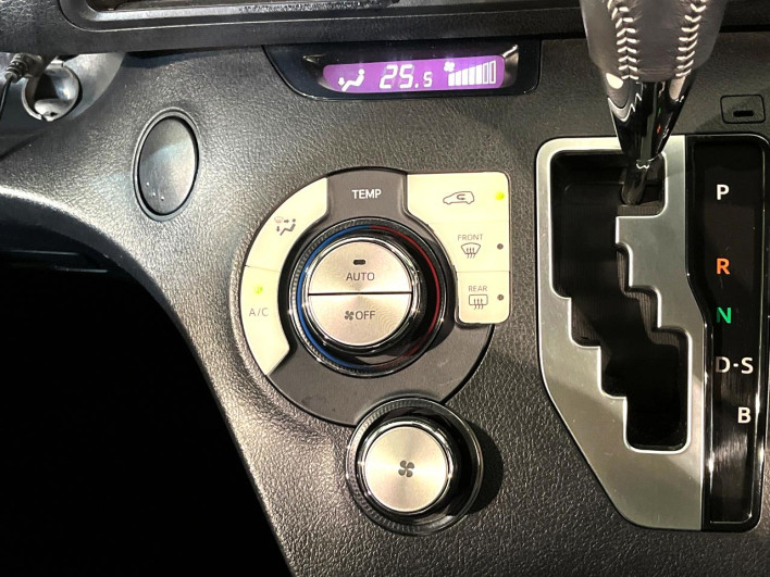 2015 Toyota Sienta DBA-NSP170G (UW-6a0fc961b65f8)[15]