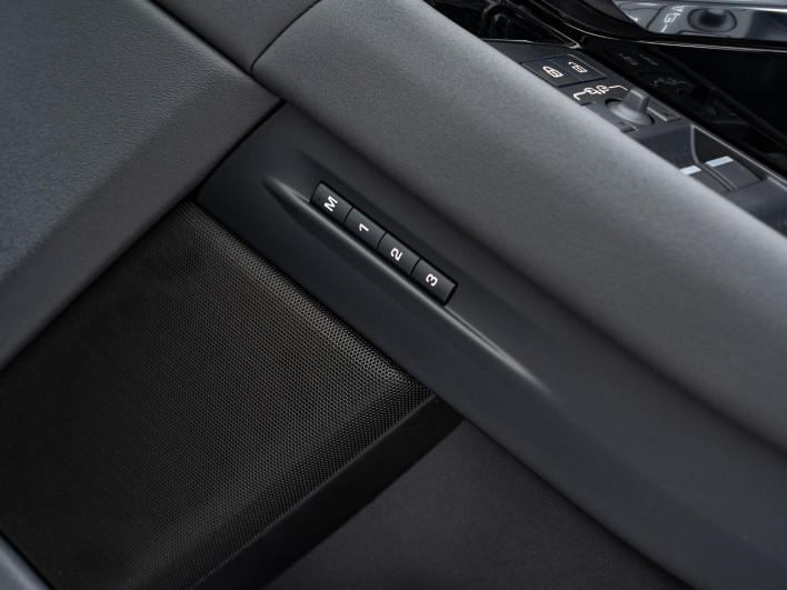 2025 Land Rover Range Rover Evoque 3CA-LZ2NB (UW-6a0fc982c406c)[29]