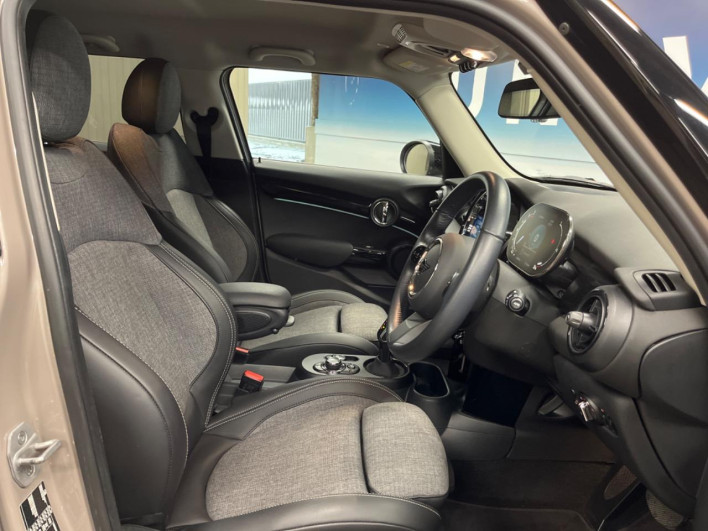 2024 Rover Mini 3DA-XV20MW (UW-6a0fc9ad757c0)[29]