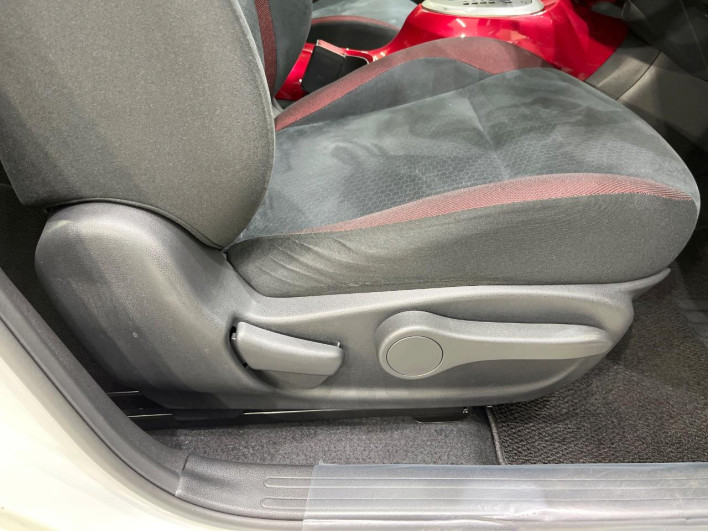 2013 Nissan JUKE DBA-YF15 (UW-6a0fc9b0a9c6d)[10]