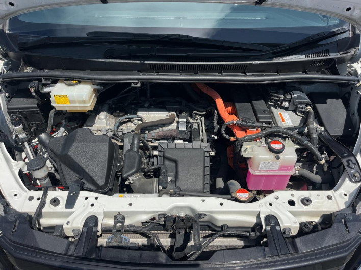 2016 Toyota Noah DAA-ZWR80W (UW-6a0fc9da72fb2)[5]