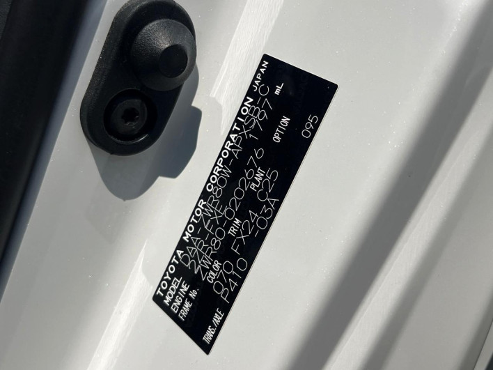 2016 Toyota Noah DAA-ZWR80W (UW-6a0fc9da72fb2)[1]