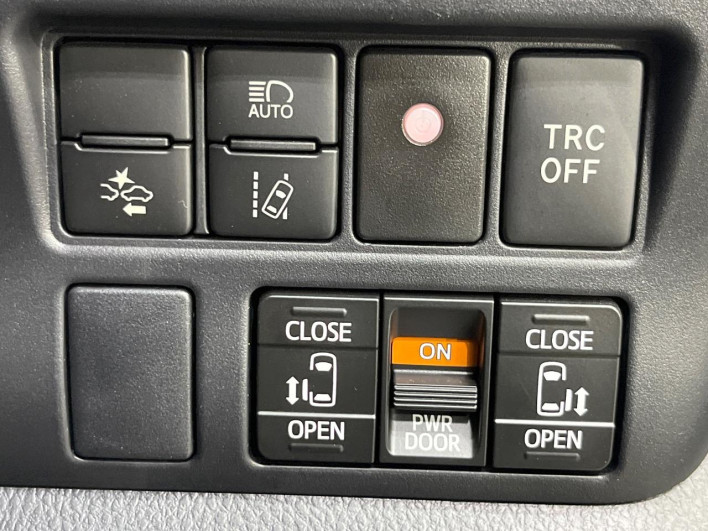 2017 Toyota Noah DAA-ZWR80W (UW-6a0fc9dc03185)[21]
