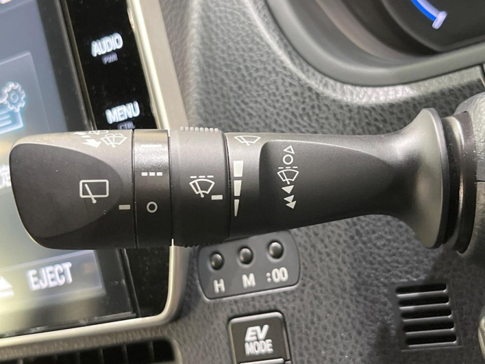 2017 Toyota Noah DAA-ZWR80W (UW-6a0fc9dc03185)[17]