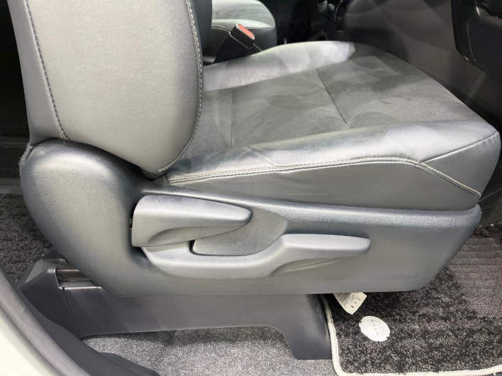 2017 Toyota Noah DAA-ZWR80W (UW-6a0fc9dc03185)[10]