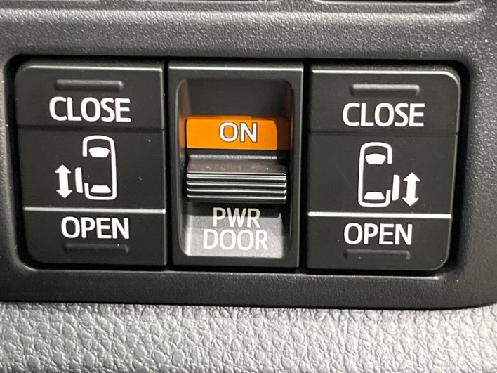 2017 Toyota Noah DAA-ZWR80W (UW-6a0fc9dc03185)[22]