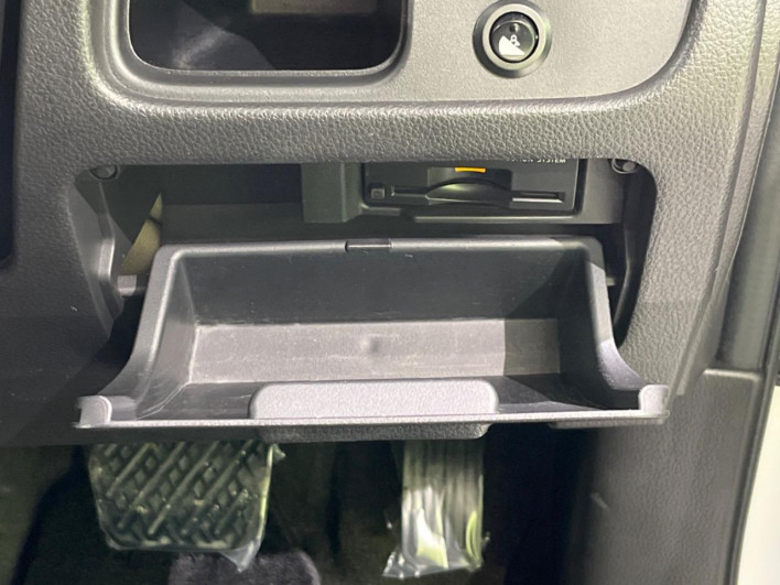 2011 Nissan Serena DBA-FNC26 (UW-6a111a05dbd47)[28]