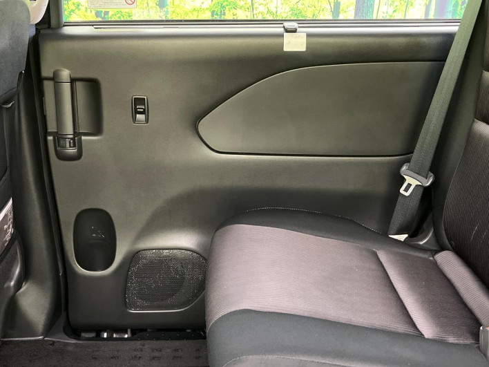 2017 Nissan Serena DAA-GFC27 (UW-6a111a0fa529a)[25]