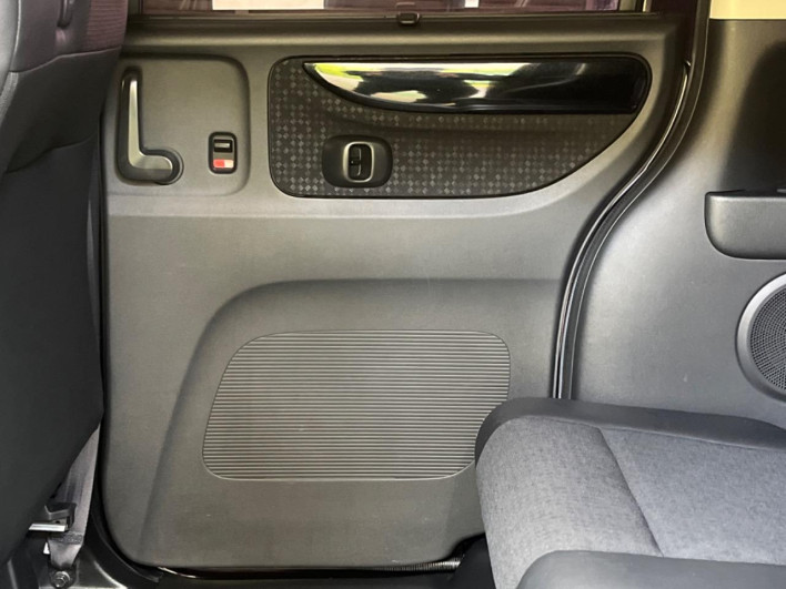 2016 Honda N-BOX CUSTOM DBA-JF1 (UW-6a111a552a220)[29]