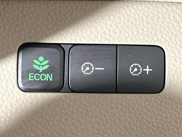 2018 Honda N-BOX DBA-JF3 (UW-6a111a58b382e)[28]