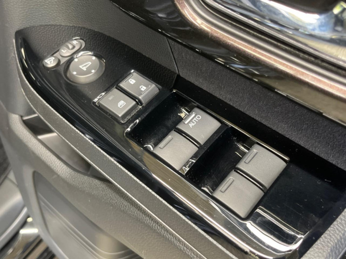 2018 Honda N-BOX CUSTOM DBA-JF3 (UW-6a111a5d3d863)[24]
