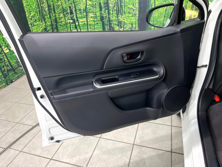 2017 Toyota Aqua DAA-NHP10 (UW-6a111b27d5469)[26]