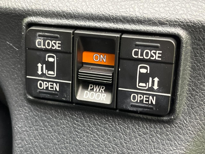2017 Toyota Sienta DAA-NHP170G (UW-6a111b2b28a29)[9]