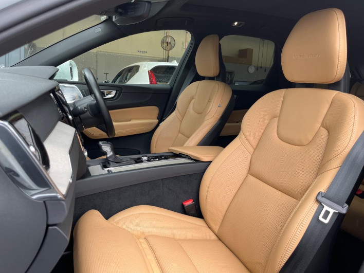 2017 Volvo XC60 DBA-UB420XC (UW-6a111b86ba8b3)[20]
