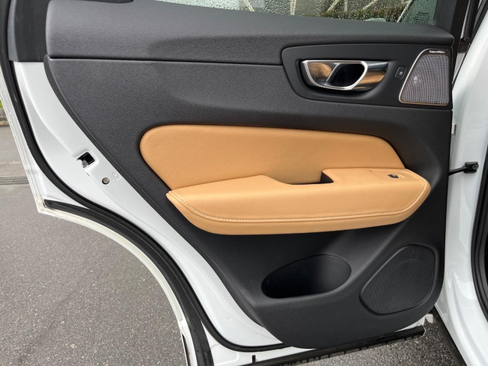 2017 Volvo XC60 DBA-UB420XC (UW-6a111b86ba8b3)[17]