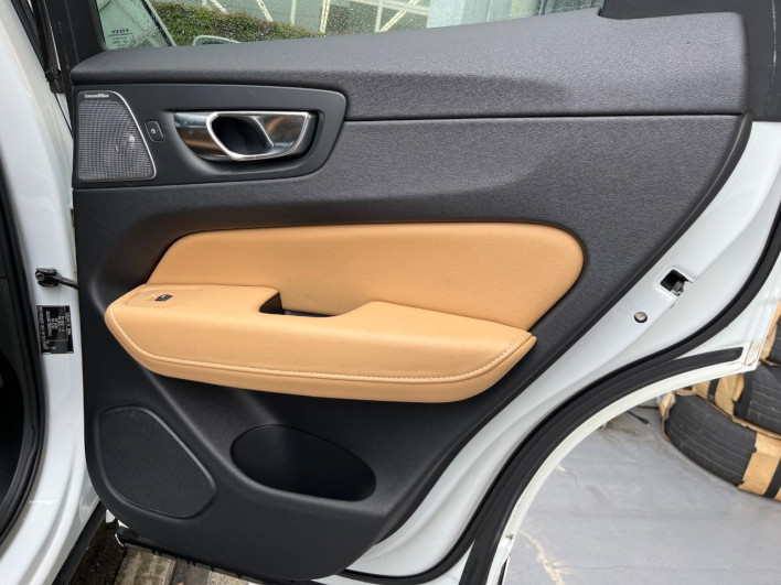 2017 Volvo XC60 DBA-UB420XC (UW-6a111b86ba8b3)[8]