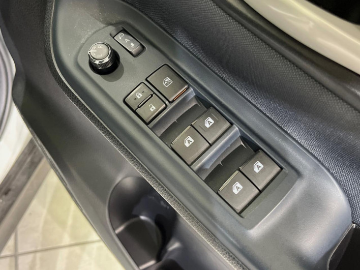 2014 Toyota Voxy DBA-ZRR80W (UW-6a111b92cb7f7)[29]