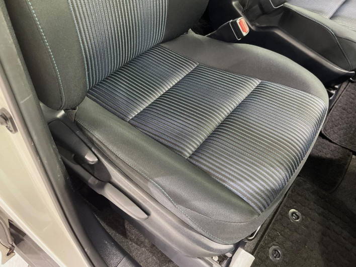 2014 Toyota Voxy DBA-ZRR80W (UW-6a111b92cb7f7)[15]