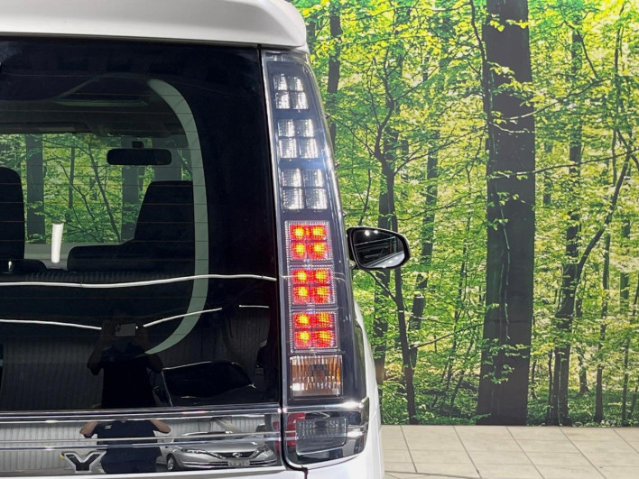 2014 Toyota Voxy DBA-ZRR80W (UW-6a111b92cb7f7)[8]