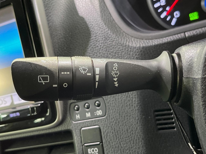 2014 Toyota Voxy DBA-ZRR80W (UW-6a111b92cb7f7)[27]