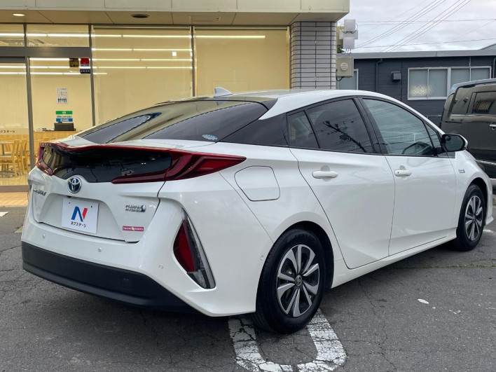 2017 Toyota Prius PHV DLA-ZVW52 (UW-6a111bac538c8)[17]