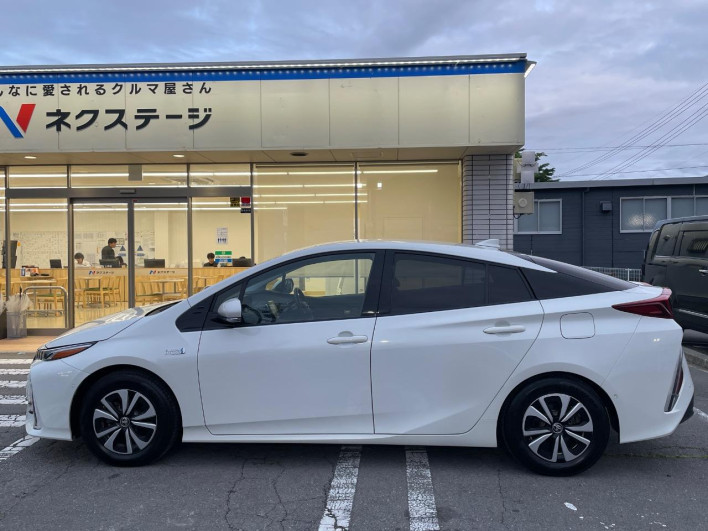 2017 Toyota Prius PHV DLA-ZVW52 (UW-6a111bac538c8)[20]