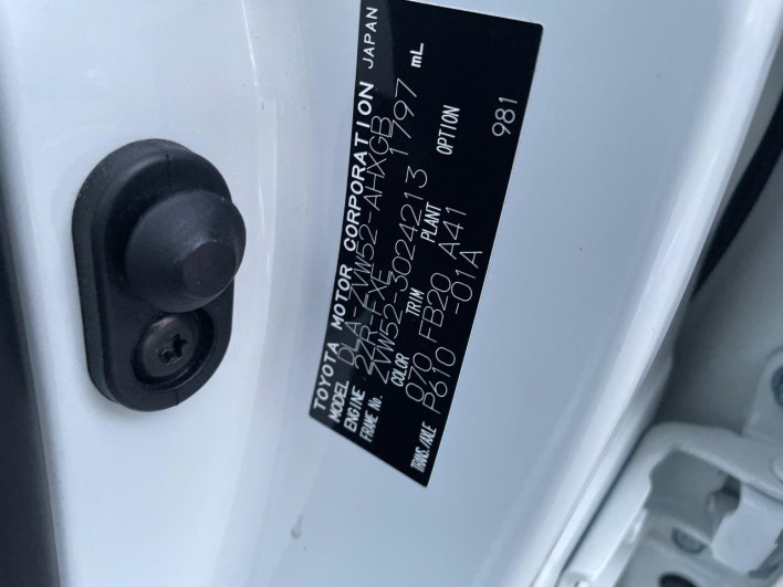 2017 Toyota Prius PHV DLA-ZVW52 (UW-6a111bac538c8)[1]