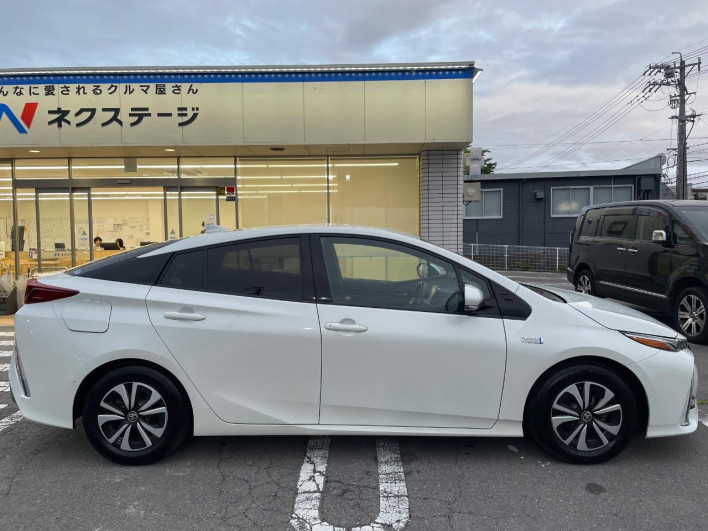 2017 Toyota Prius PHV DLA-ZVW52 (UW-6a111bac538c8)[16]