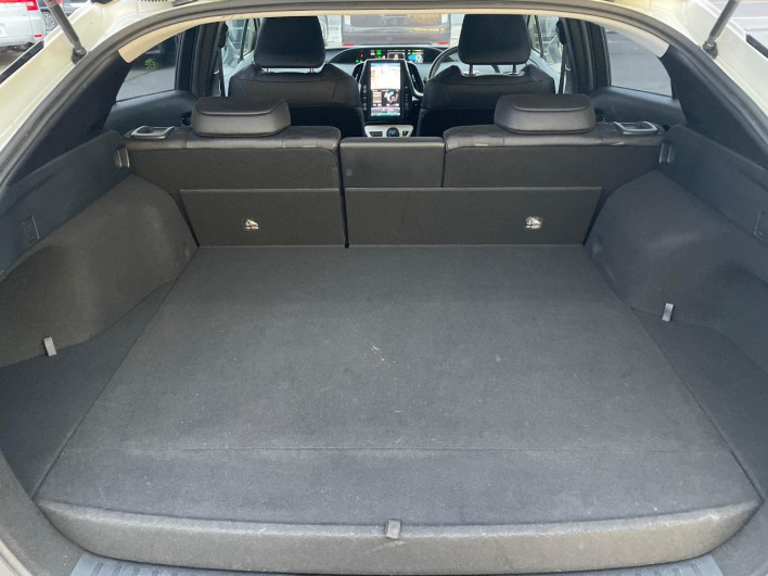 2017 Toyota Prius PHV DLA-ZVW52 (UW-6a111bac538c8)[24]
