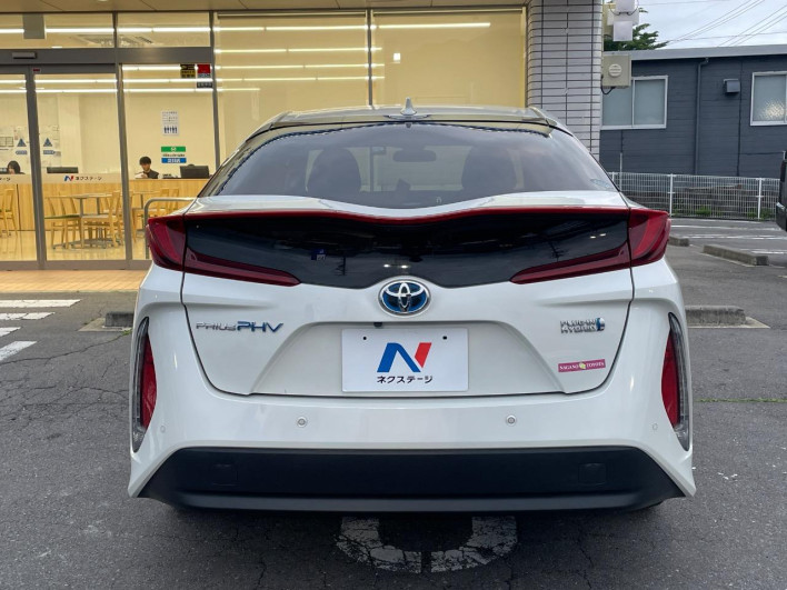 2017 Toyota Prius PHV DLA-ZVW52 (UW-6a111bac538c8)[18]
