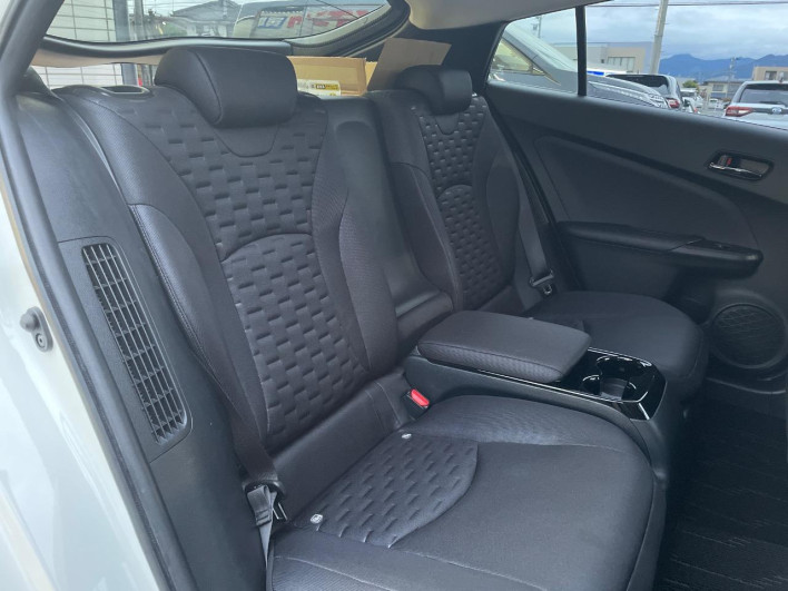2017 Toyota Prius PHV DLA-ZVW52 (UW-6a111bac538c8)[29]